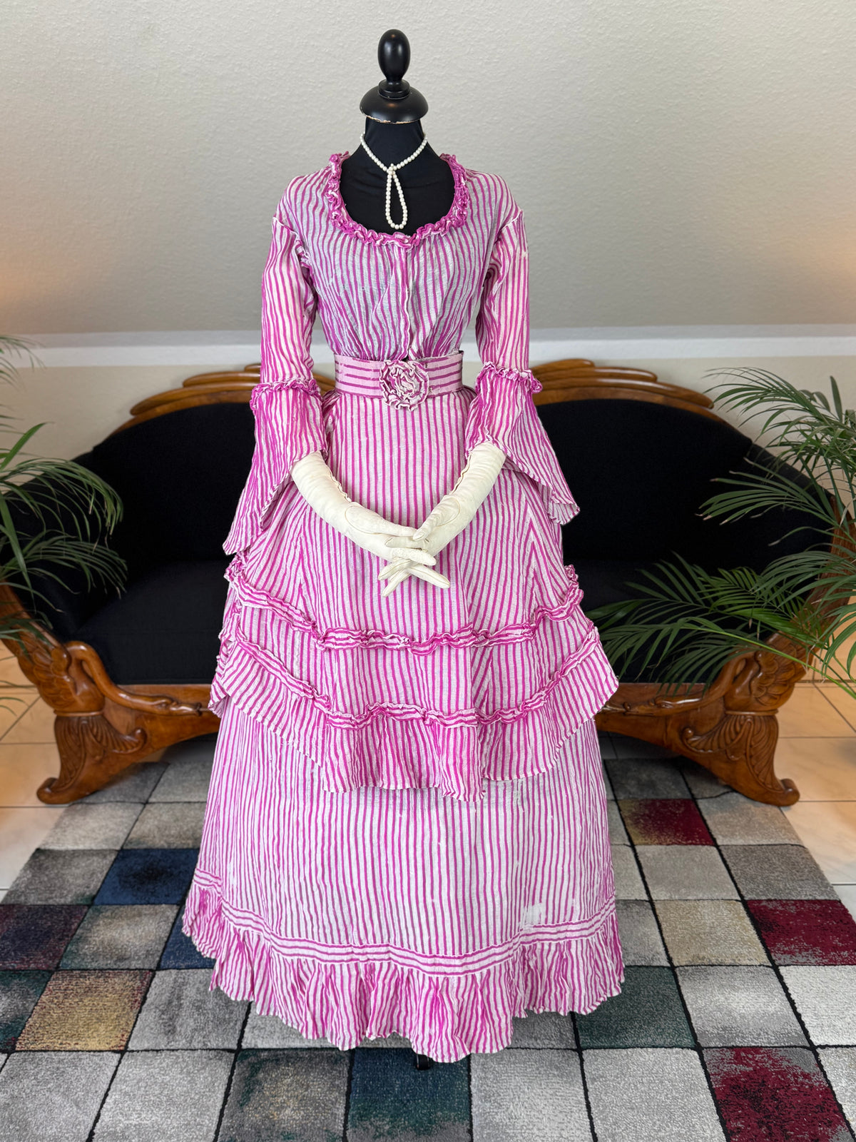 Sommerliche Eleganz einer jungen Dame – Antikes Kleid, ca. 1858