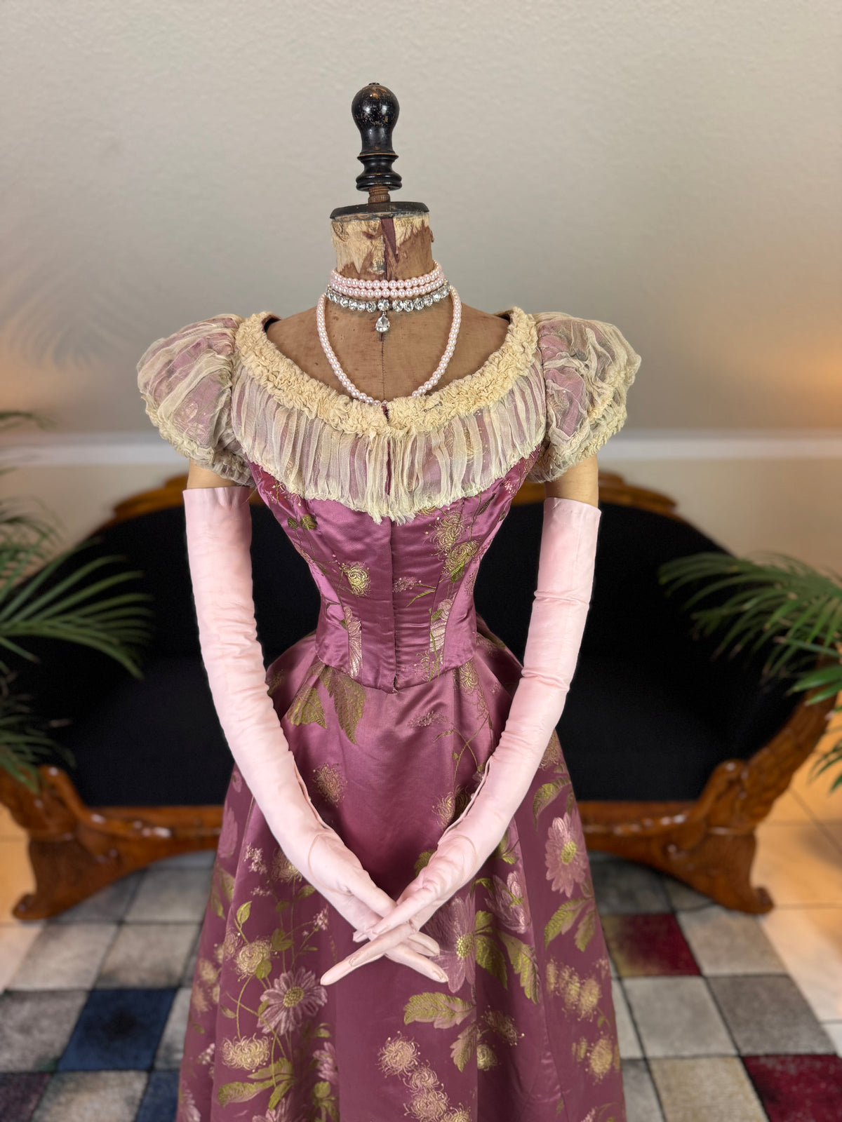 Antikes lilafarbenes Seiden-Ballkleid aus der viktorianischen Ära, ca. 1895