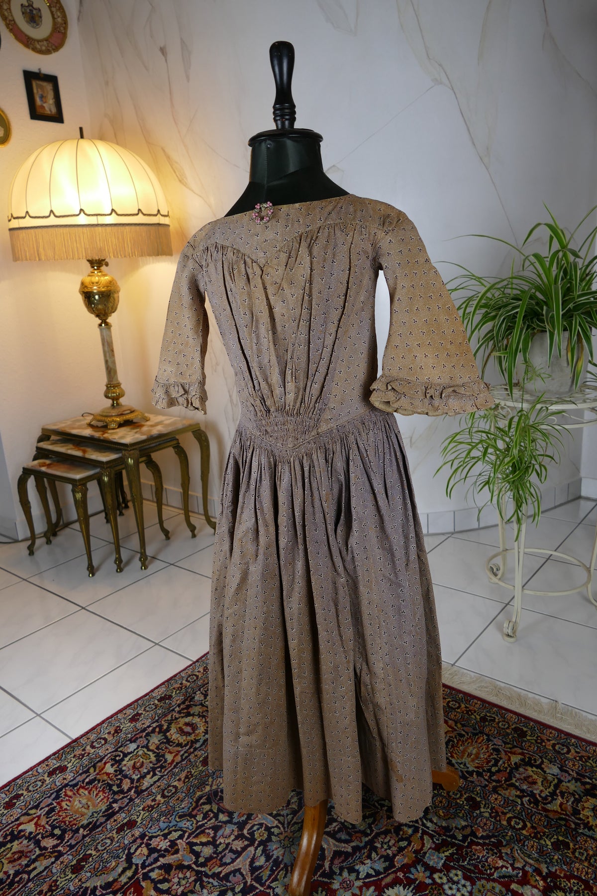 1845 Biedermeier girl’s dress in printed cotton with puffed sleeves and gathered skirt, antique children’s gown