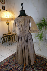 1845 Biedermeier girl’s dress in printed cotton with puffed sleeves and gathered skirt, antique children’s gown