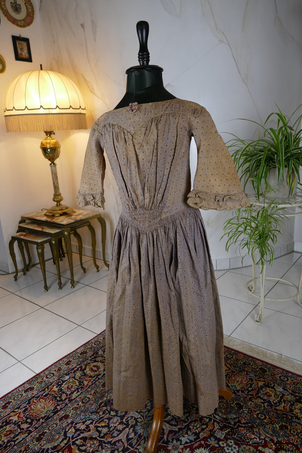 1845 Biedermeier girl’s dress in printed cotton with puffed sleeves and gathered skirt, antique children’s gown