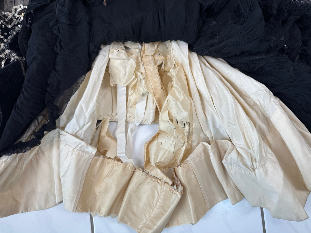 MARC WALTER Exceptional Evening Gown ca. 1904 – Parisian Couture Lace, Tulle & Velvet Masterpiece