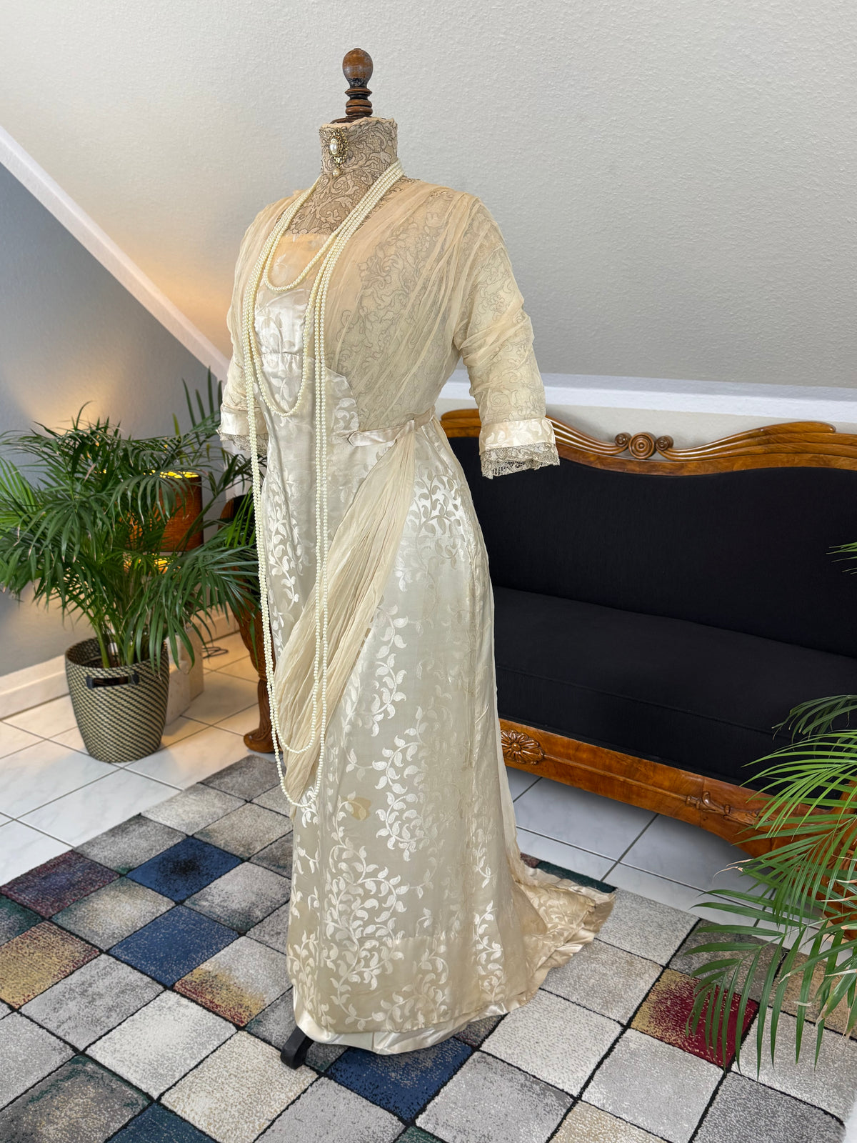 „Antique 1912 cream silk brocade evening dress with lace, crepe drapes and Lady Gillman provenance“