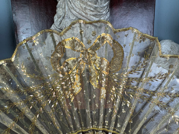 Éventail de soirée en dentelle dorée et sequins, vers 1880 – Éventail à main ancien victorien