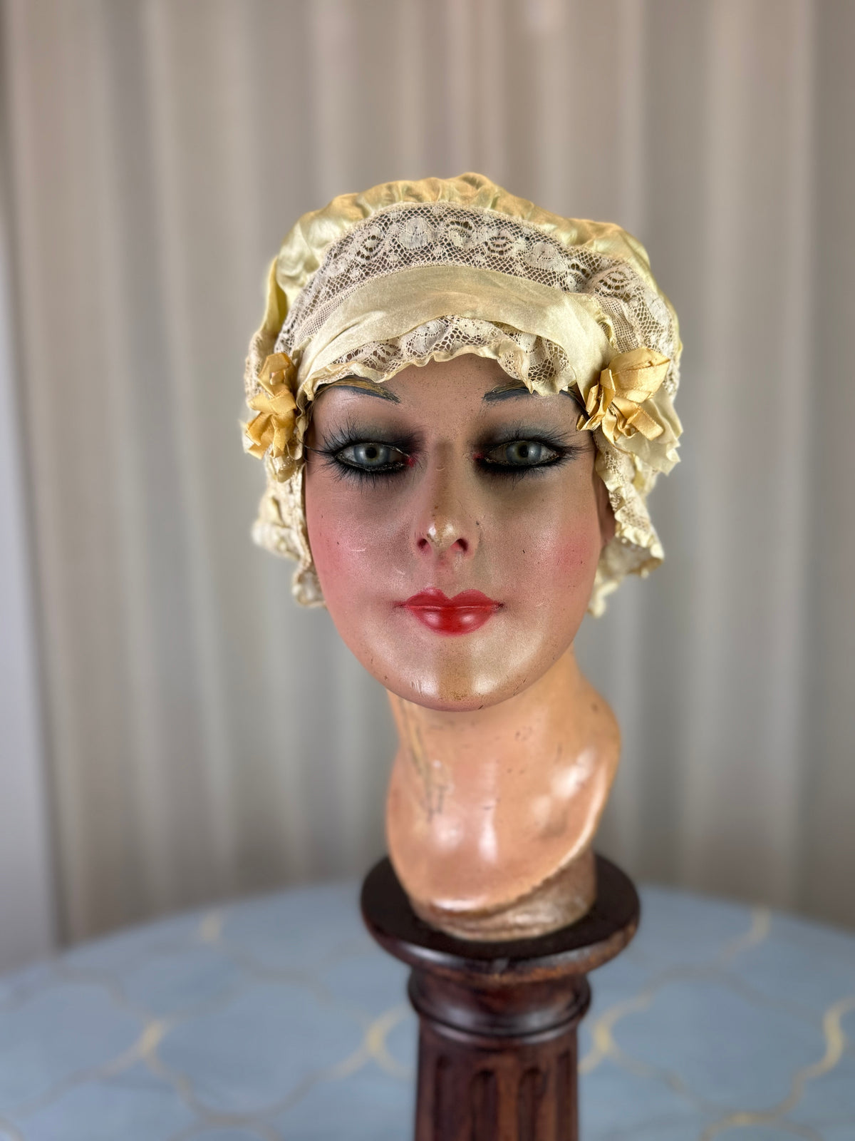 Antike gelbe Boudoir-Mütze, 1920er