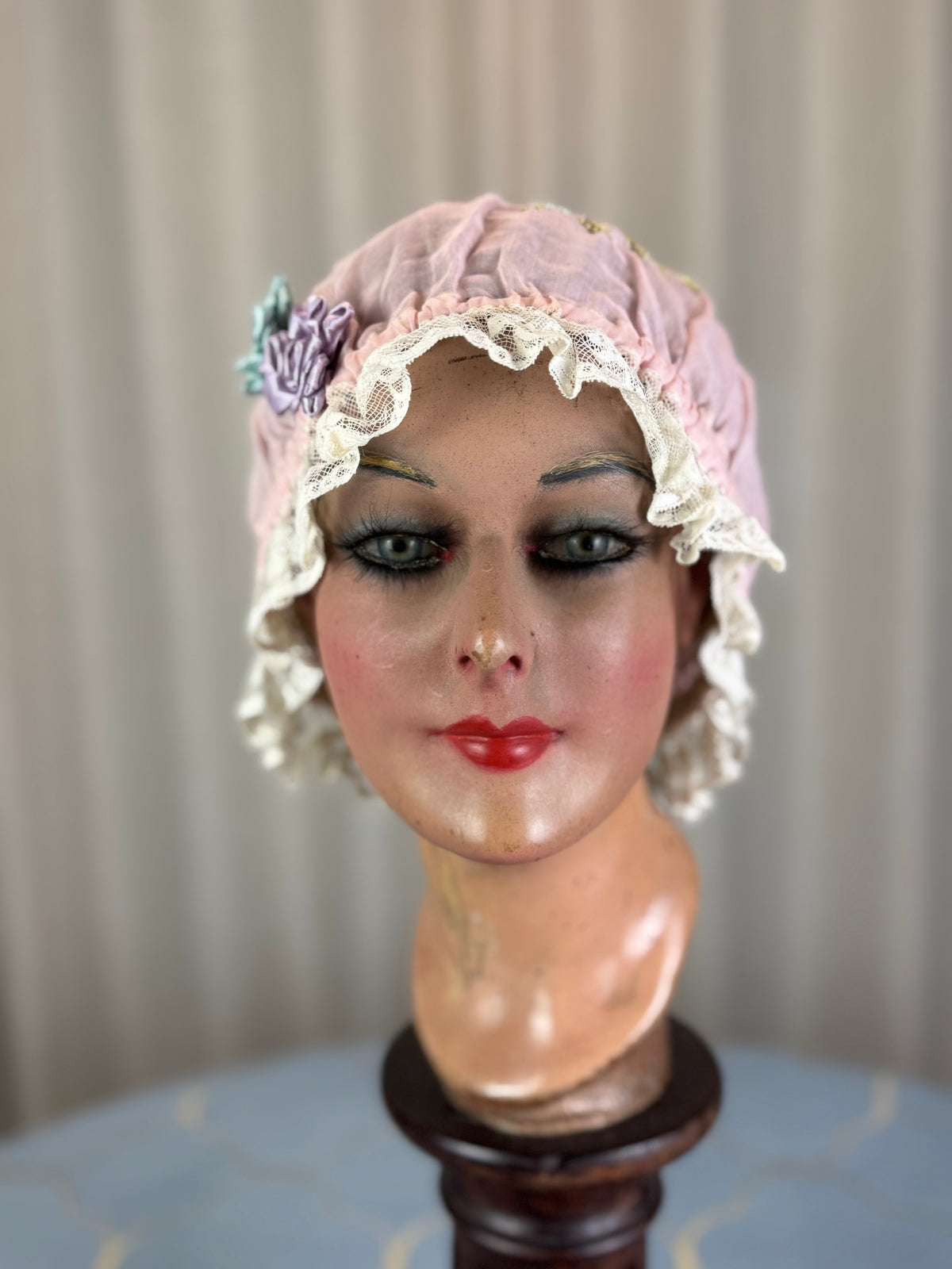 Antike violette Boudoir-Mütze, 1920er