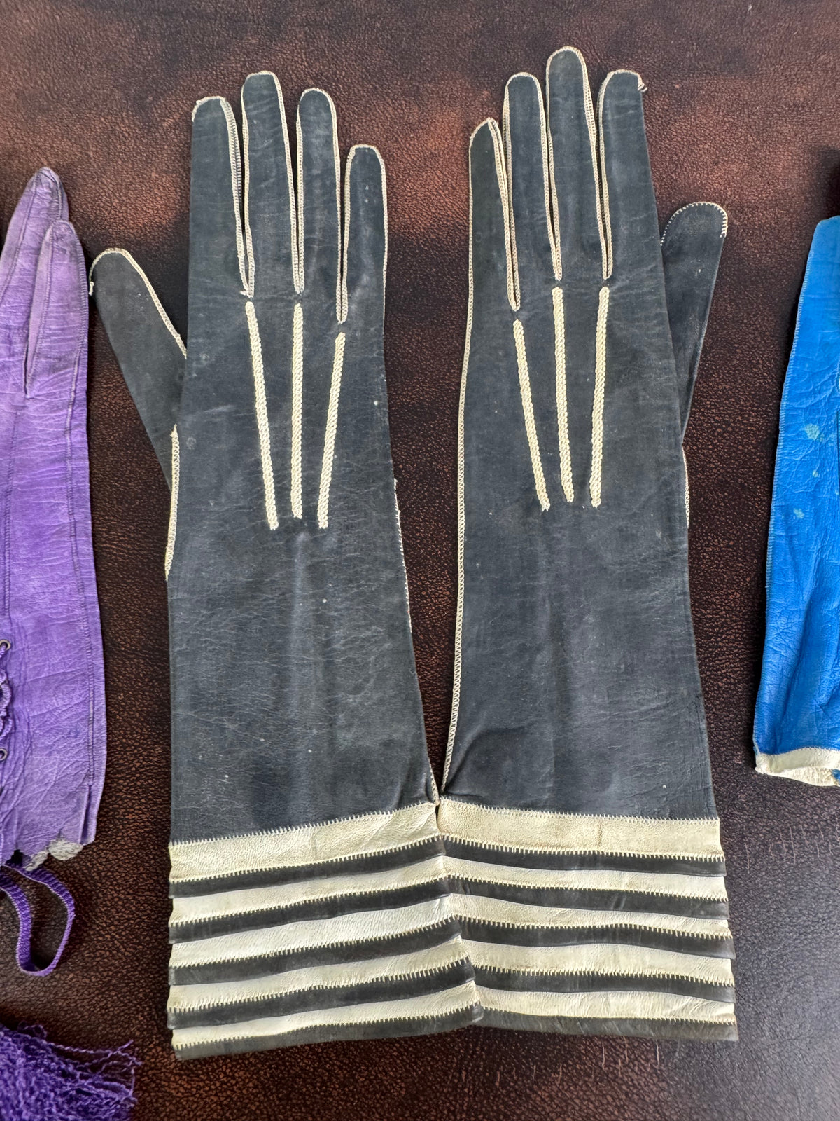 Victorian purple lace‑up gloves with pompoms, 1860s