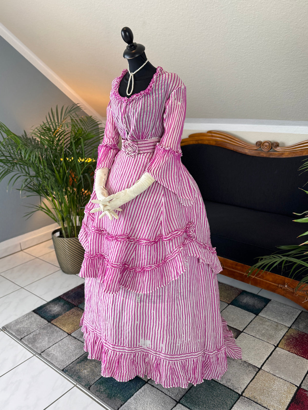 Sommerliche Eleganz einer jungen Dame – Antikes Kleid, ca. 1858