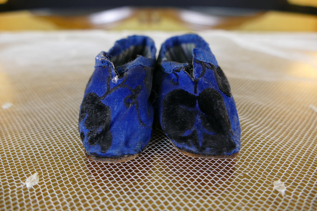 Antike Babyschuhe mit blauem Stoff, ca. 1880
