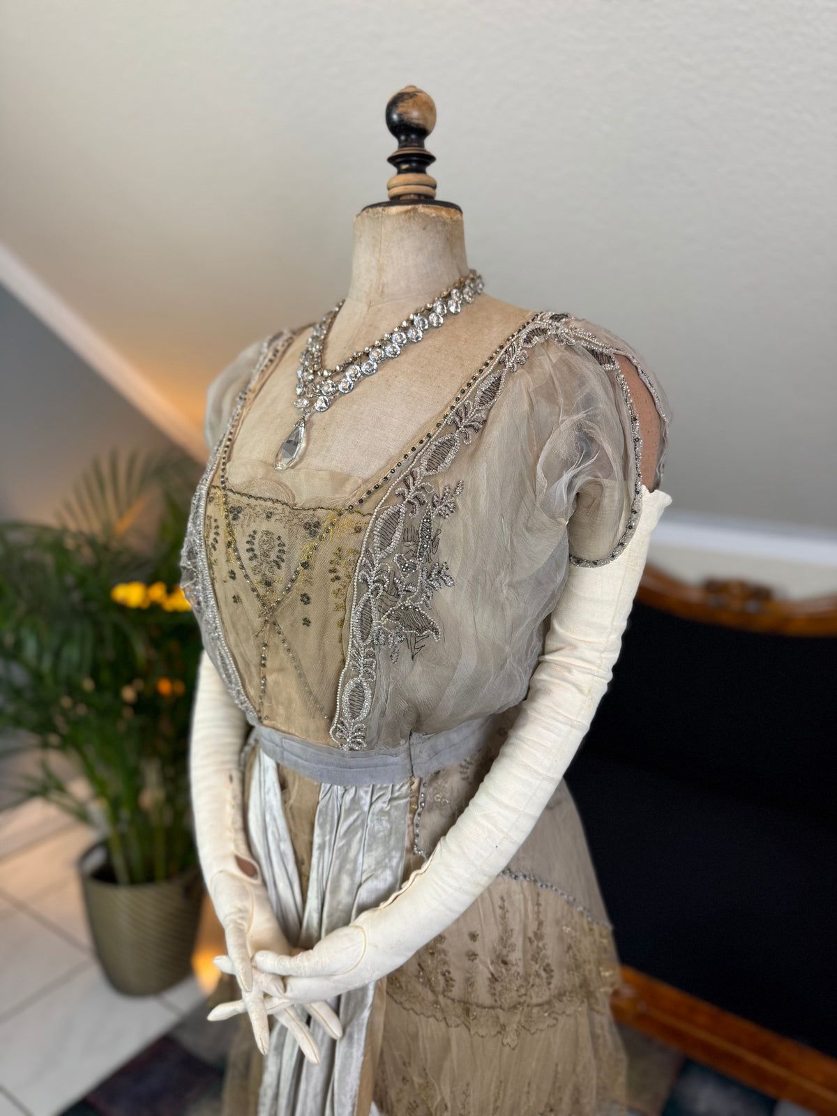 Antikes GUSTAVE BEER Abendkleid – Seidenchiffon &amp; Samt, Paris Couture ca. 1912