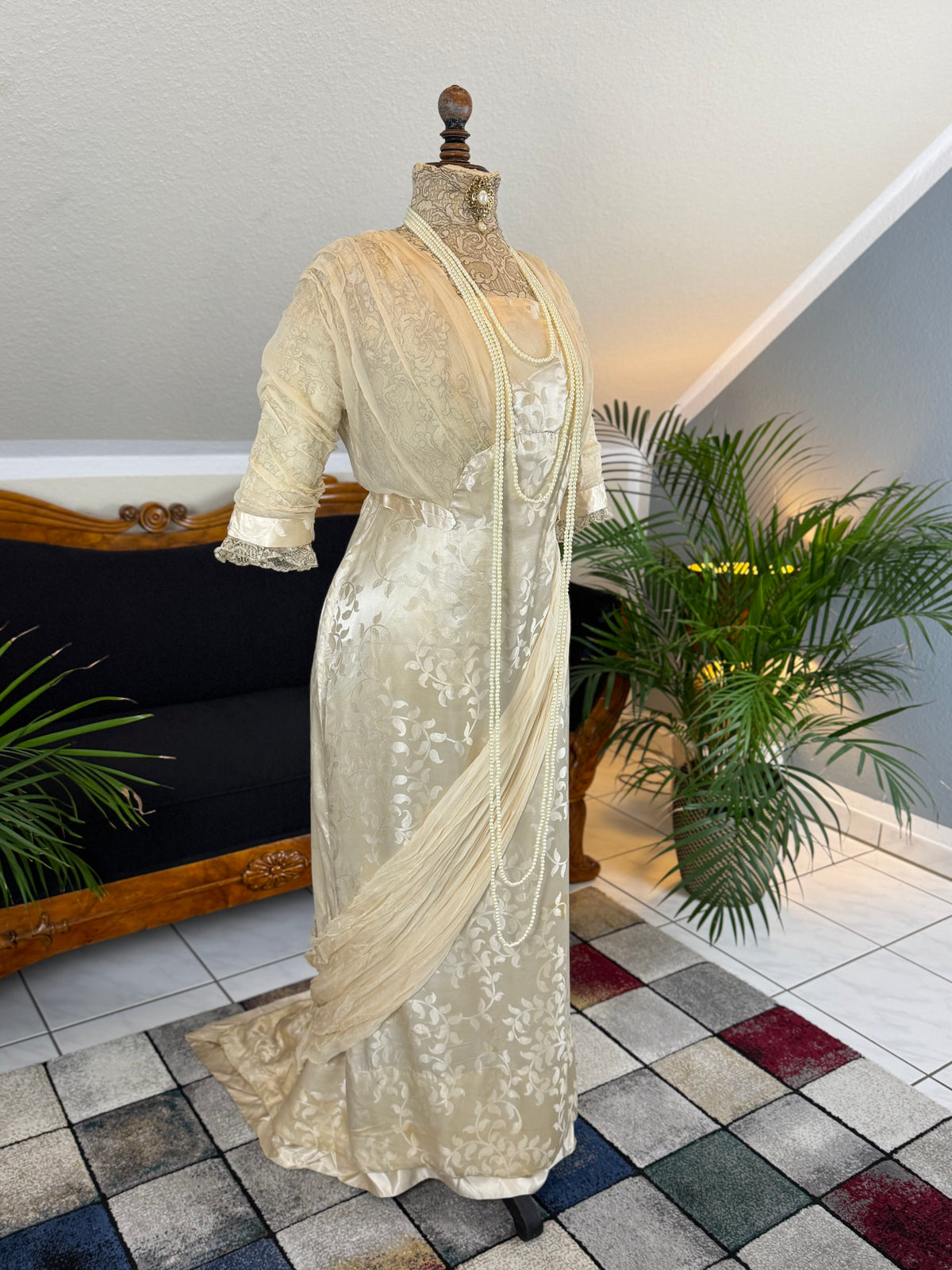 „Antique 1912 cream silk brocade evening dress with lace, crepe drapes and Lady Gillman provenance“