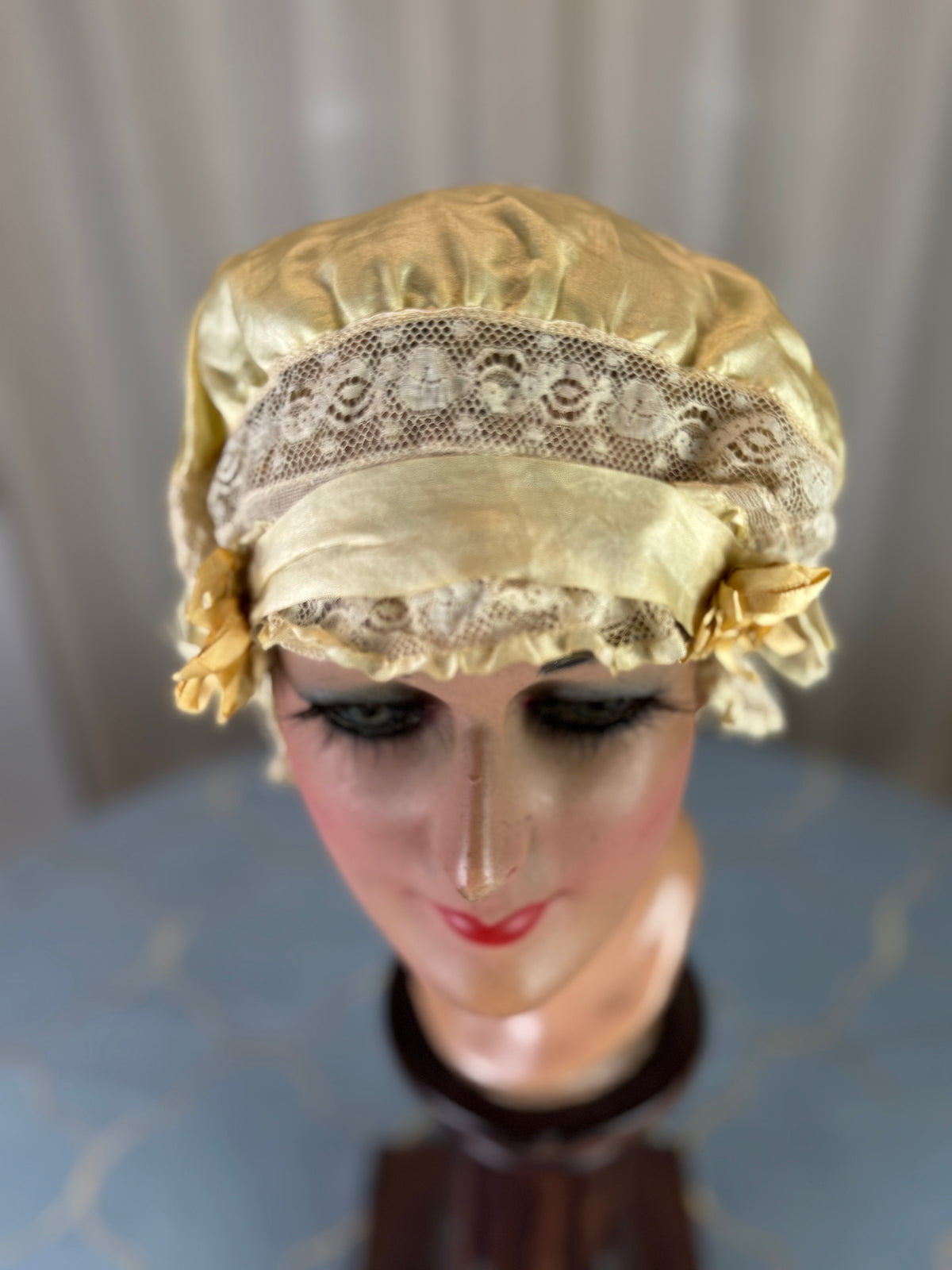Antike gelbe Boudoir-Mütze, 1920er