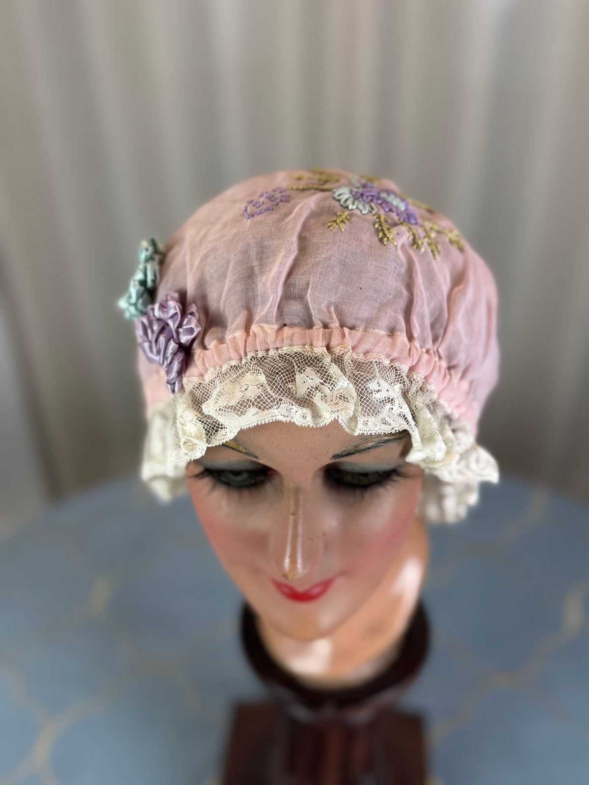 Antike violette Boudoir-Mütze, 1920er