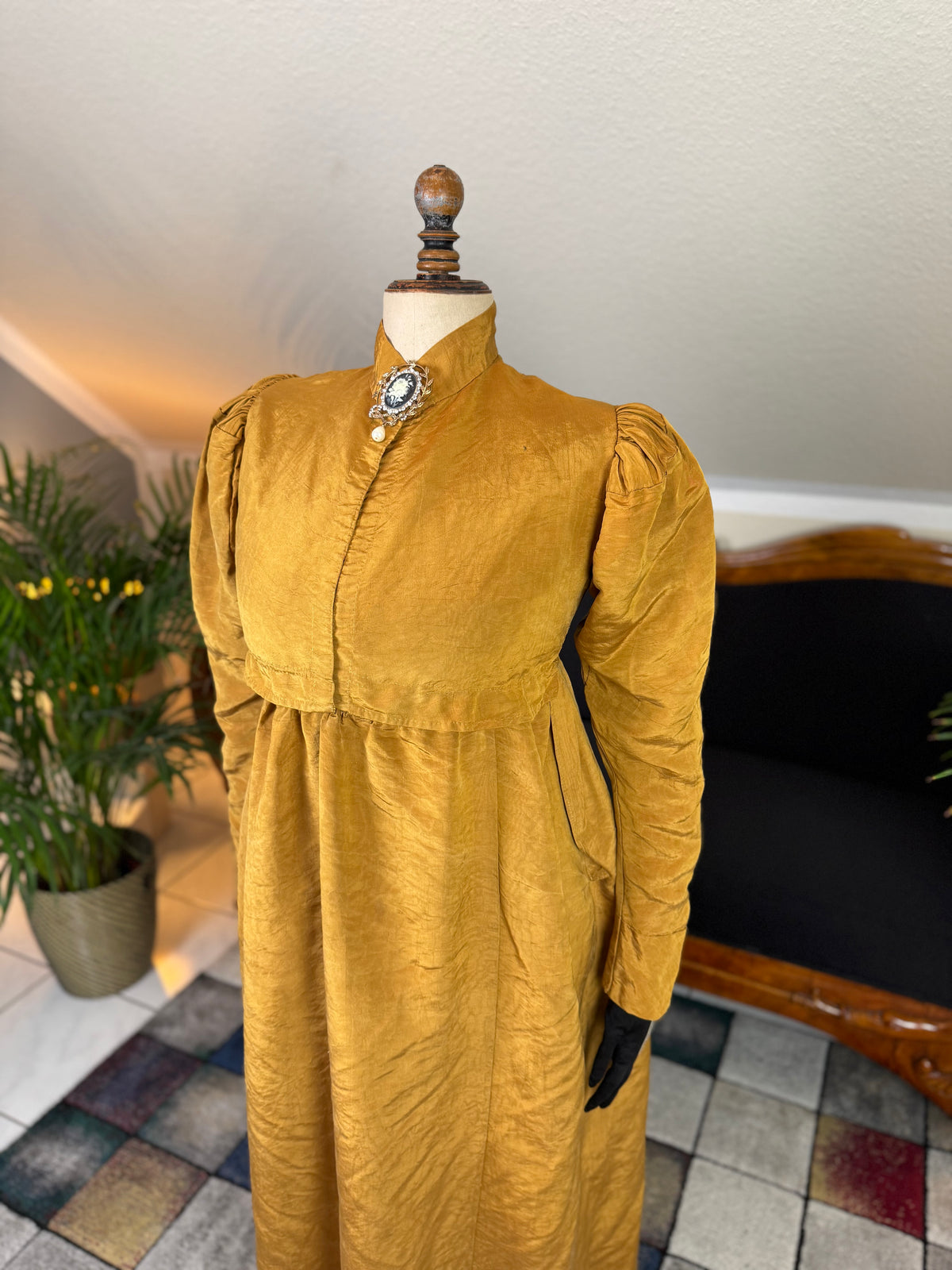 Antikes Regency-Kleid aus goldener Moiré-Seide, ca. 1815-1820