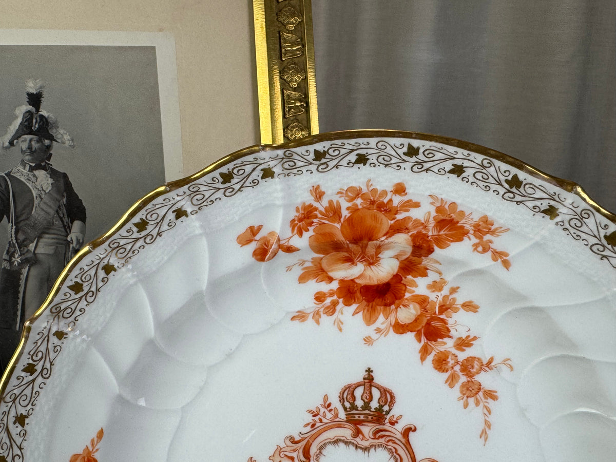 Kaiser Wilhelm II Porzellanteller — goldene Weinlaubbordüre und Rokoko‑Kartusche im Detail