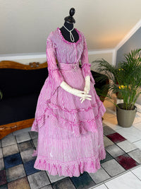 Sommerliche Eleganz einer jungen Dame – Antikes Kleid, ca. 1858