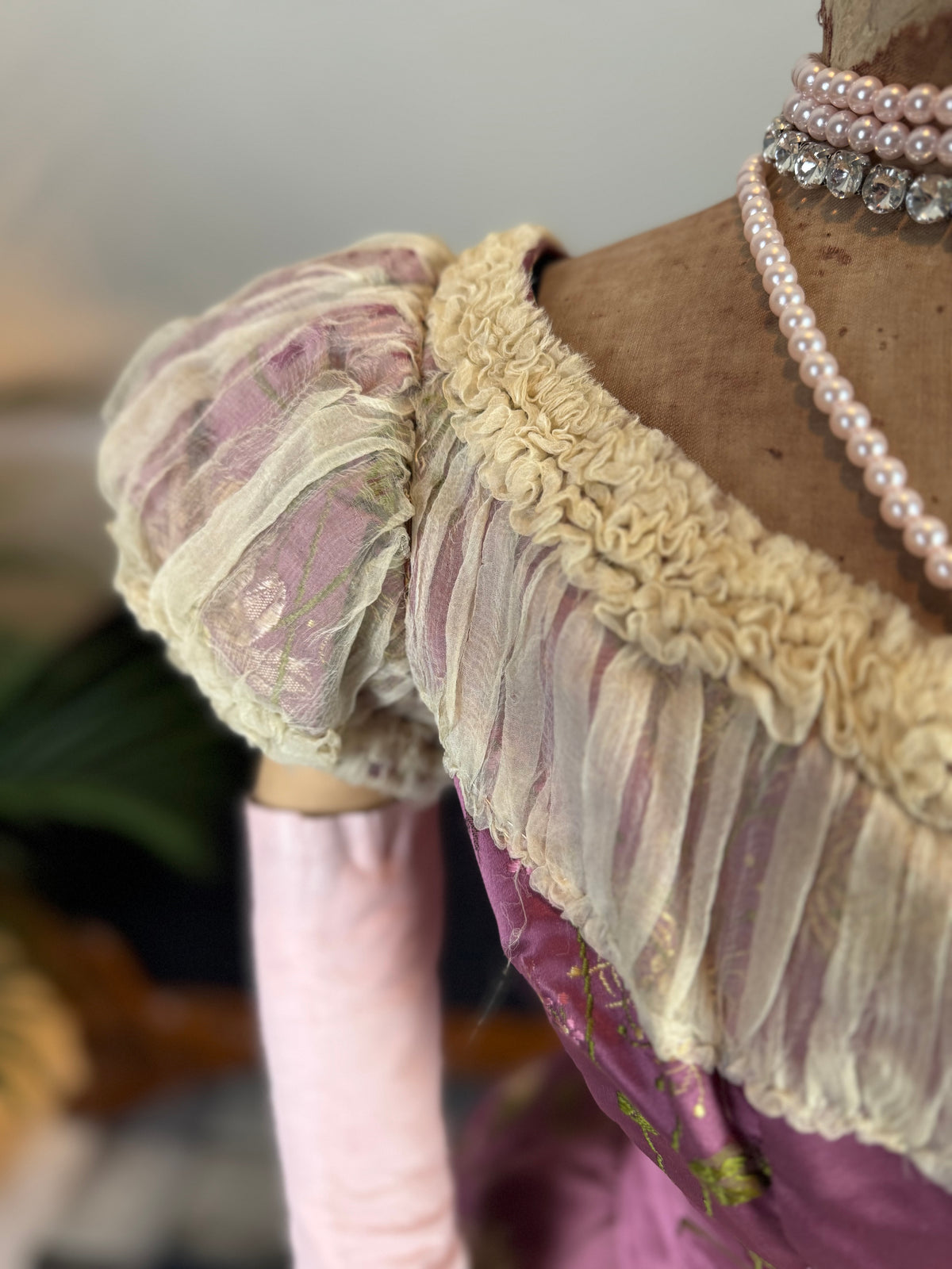 Antikes lilafarbenes Seiden-Ballkleid aus der viktorianischen Ära, ca. 1895