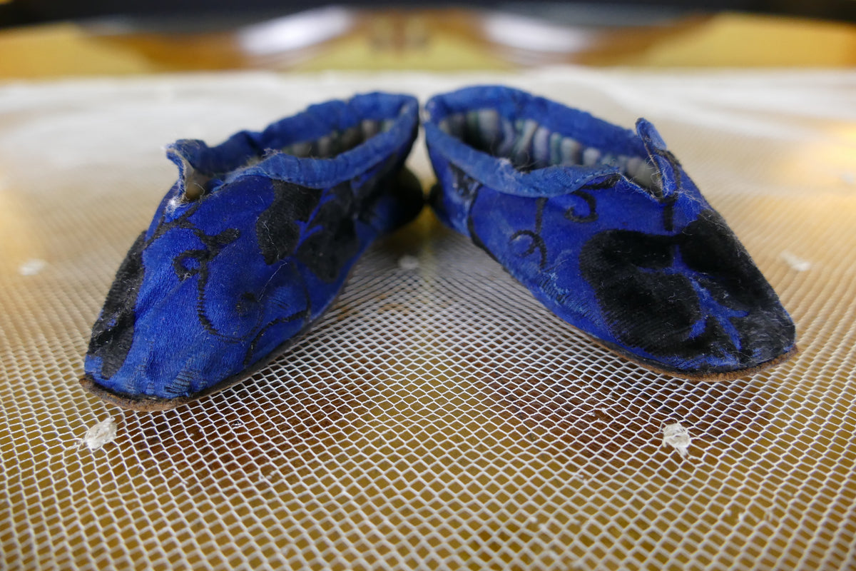 Antike Babyschuhe mit blauem Stoff, ca. 1880