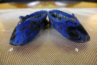 Antike Babyschuhe mit blauem Stoff, ca. 1880