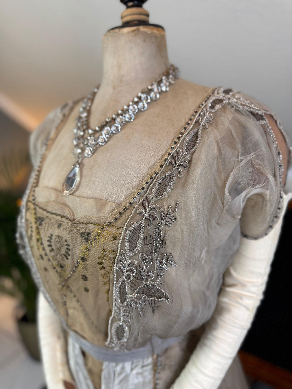 Antikes GUSTAVE BEER Abendkleid – Seidenchiffon &amp; Samt, Paris Couture ca. 1912