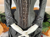 Antikes viktorianisches Tournüren-Tageskleid – Satin & Samt, ca. 1880