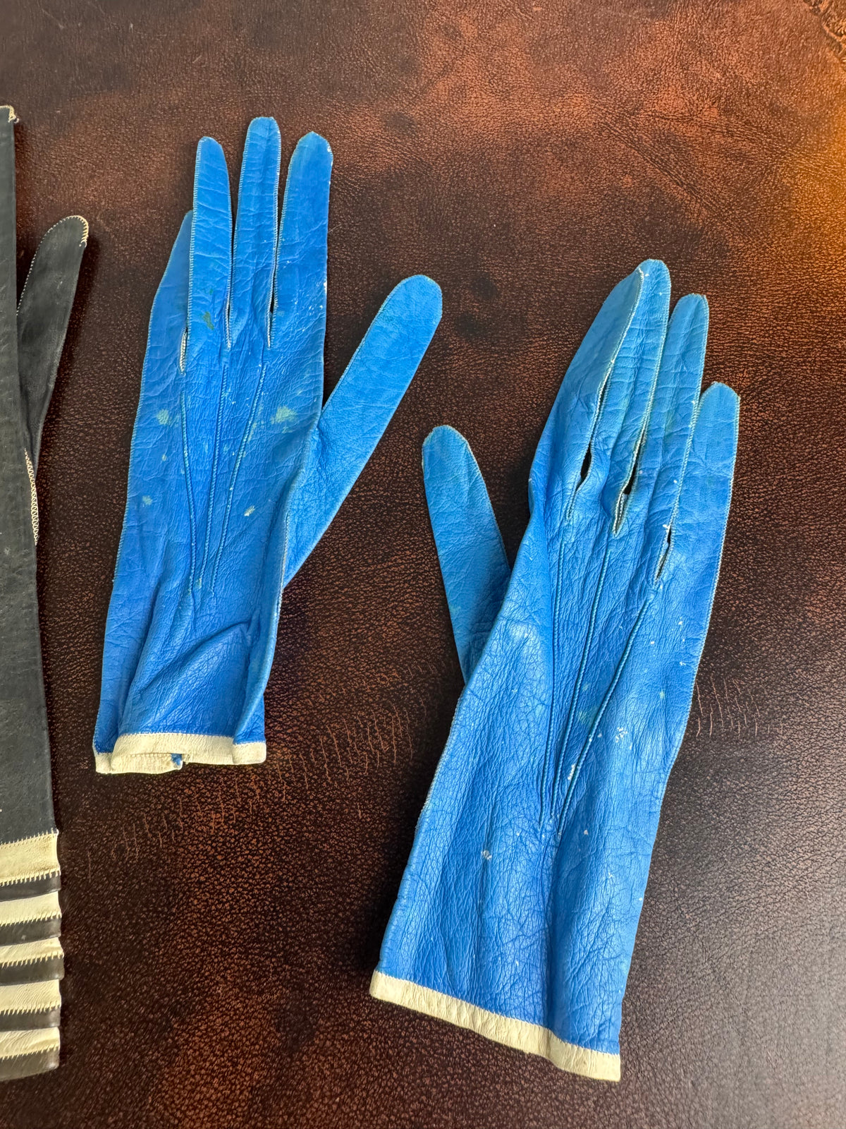 Victorian purple lace‑up gloves with pompoms, 1860s