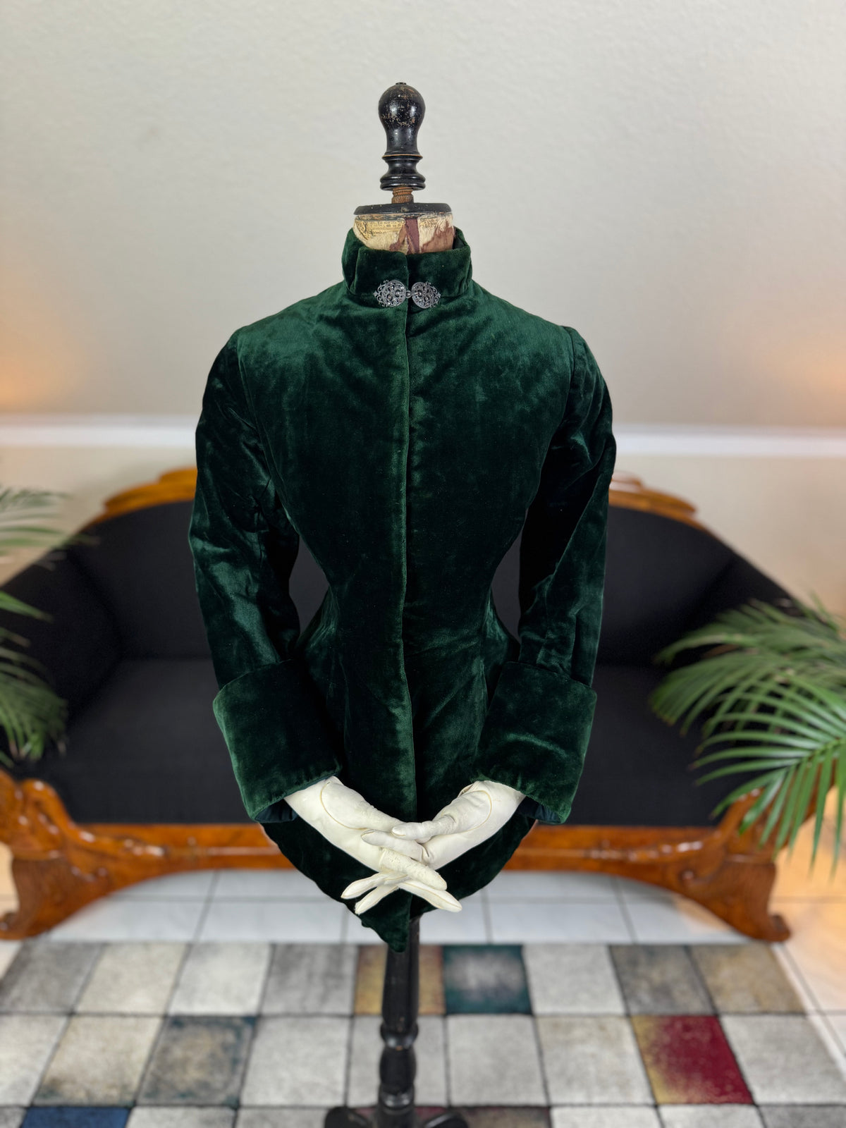 Seltene viktorianische Reitjacke, ca. 1878 – Grüner Samt, gestepptes Seidenfutter, historische Reitsportmode
