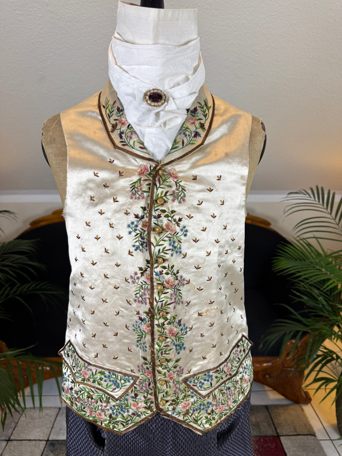 Antike Weste und blaue knielange Seidenhose, ca. 1790 – Besticktes florales Herrenensemble