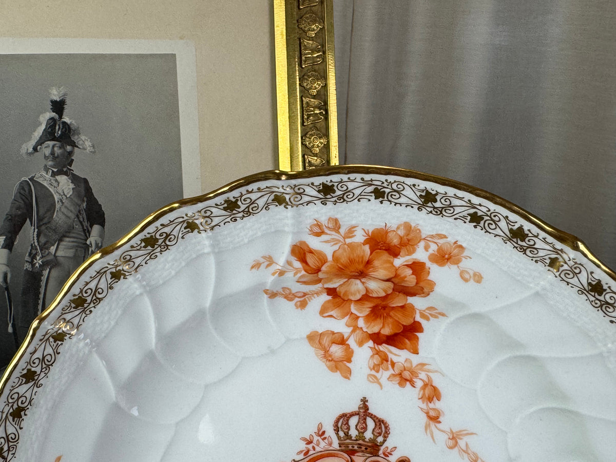 Imperial porcelain Wilhelm II — gold vine‑leaf border and floral decoration close‑up