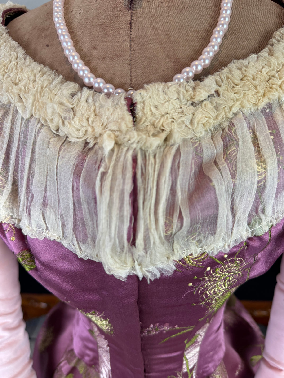 Antikes lilafarbenes Seiden-Ballkleid aus der viktorianischen Ära, ca. 1895