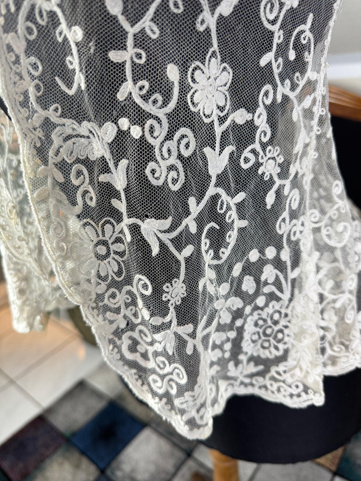 Jacke aus weißem besticktem Tüll, Edwardianisch, England, ca. 1906 – Dekoratives Überkleid