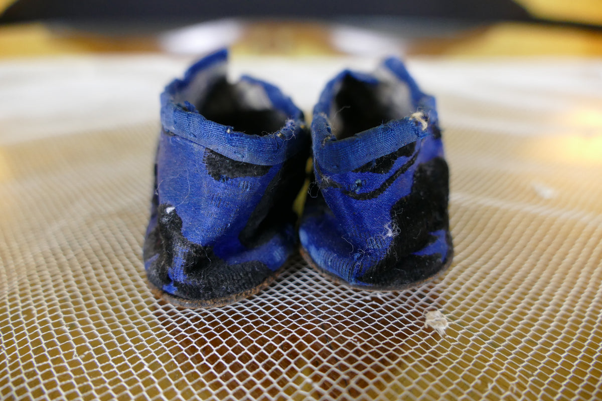 Antike Babyschuhe mit blauem Stoff, ca. 1880
