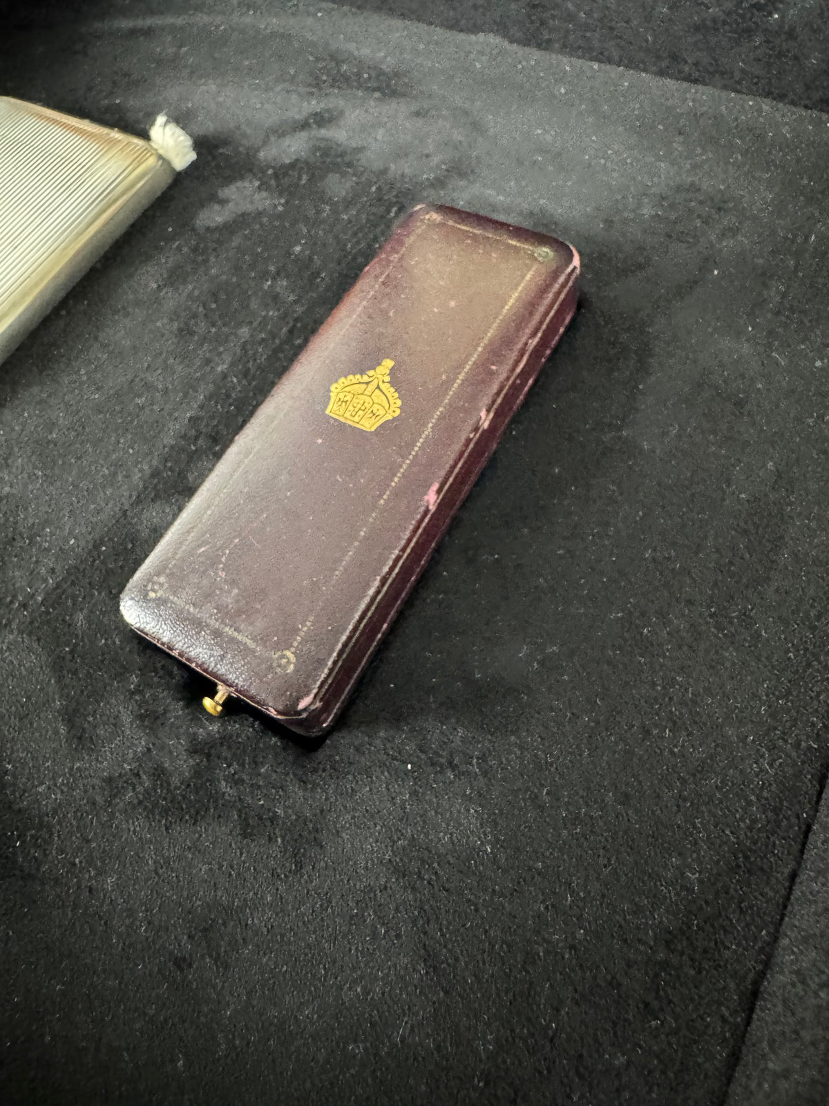Silver cigarette case of Crown Prince Wilhelm of Prussia with crowned monogram, presentation pin and original caricature in bespoke casket.