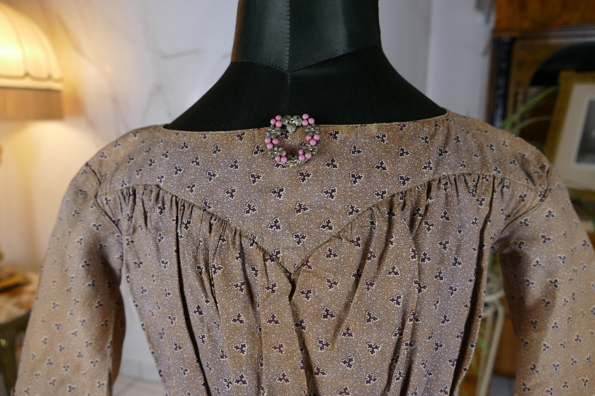 Antikes Biedermeier Kinderkleid ca. 1845 – Mädchenmode der frühen Viktorianischen Epoche