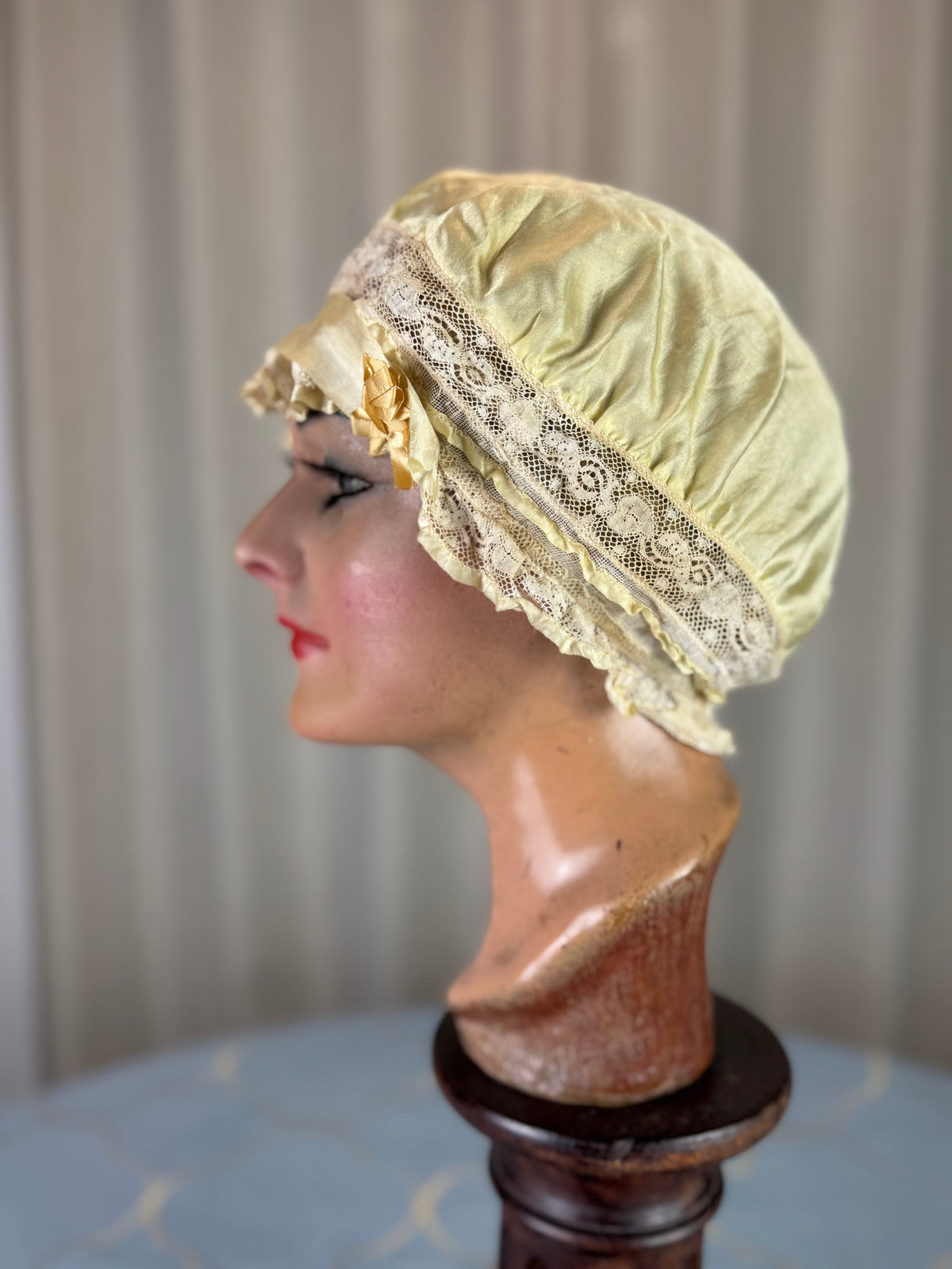 Antike gelbe Boudoir-Mütze, 1920er