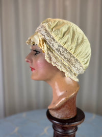 Antike gelbe Boudoir-Mütze, 1920er