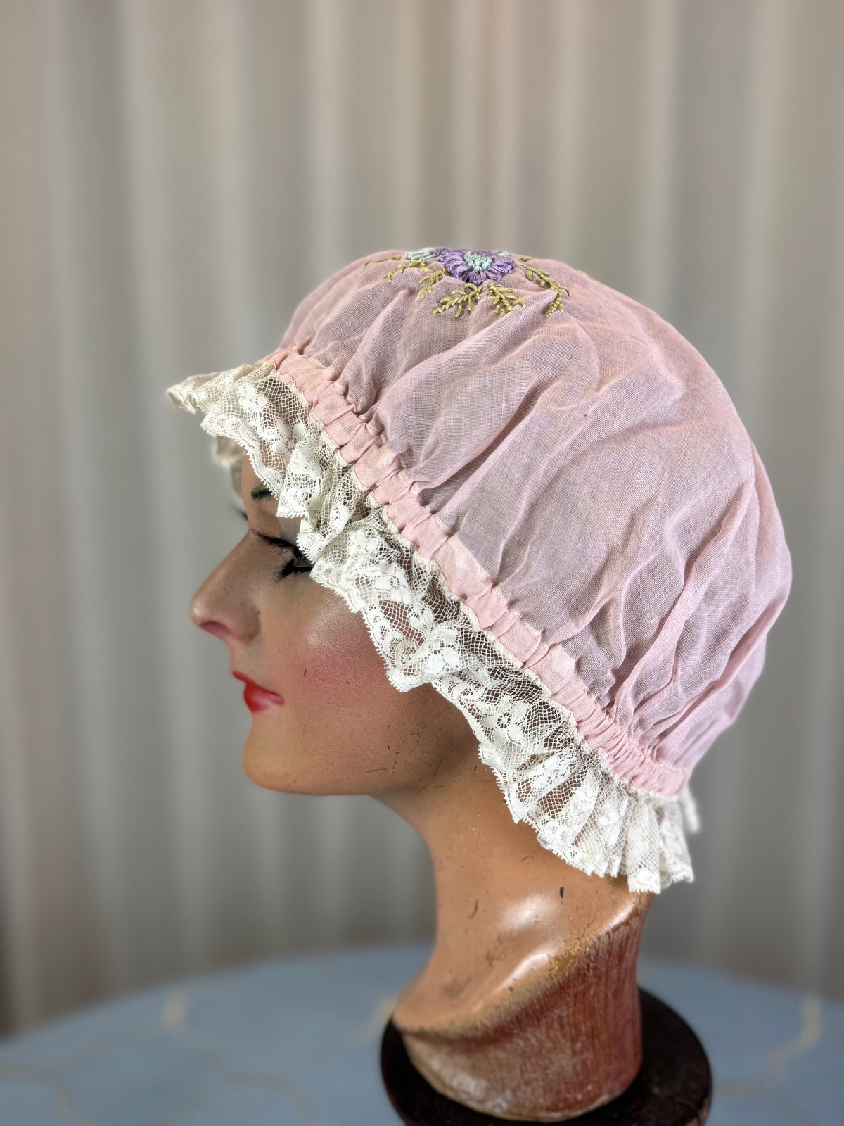 Antike violette Boudoir-Mütze, 1920er