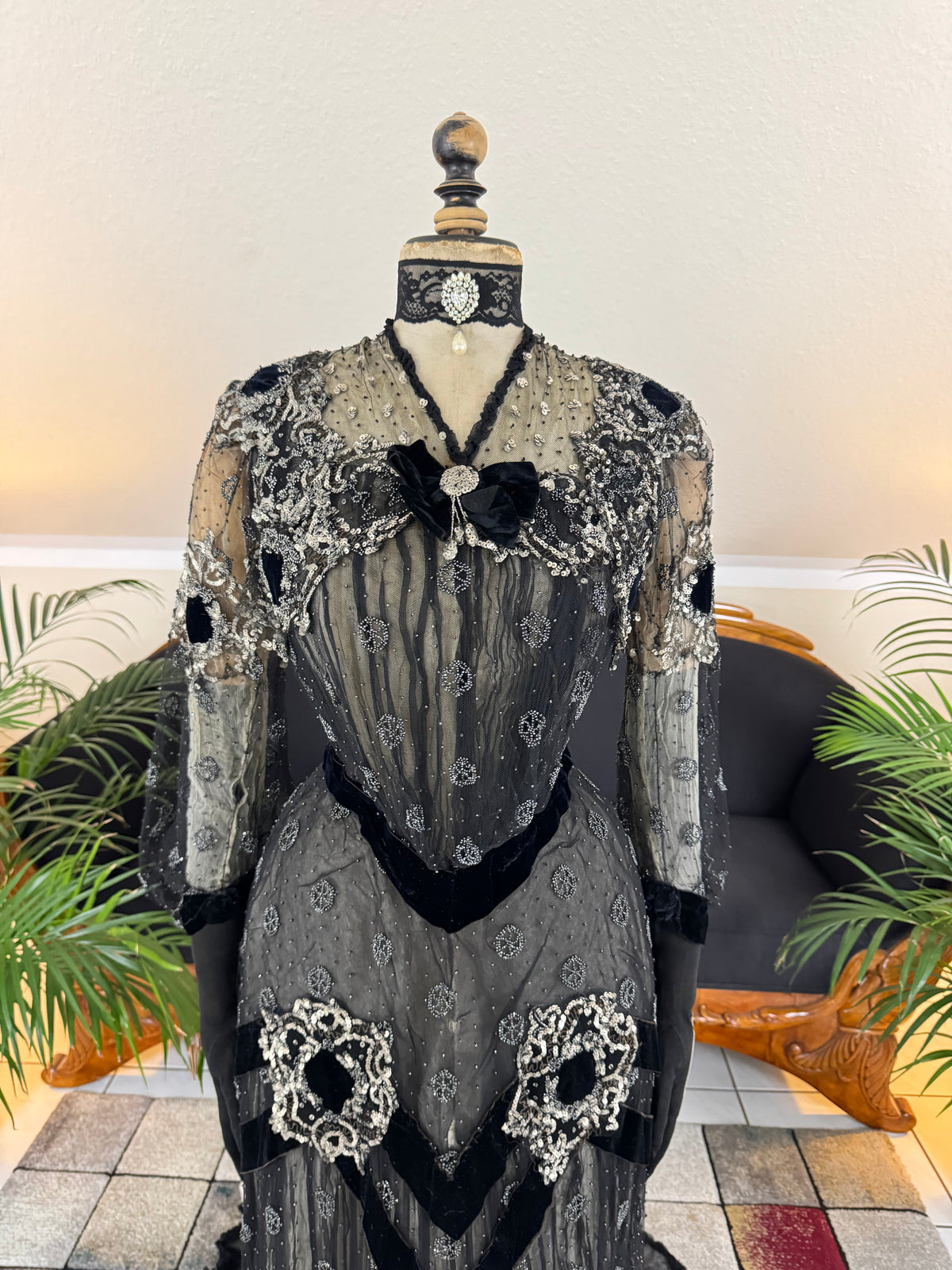 Antique Parisian evening gown with lace, tulle, velvet, rhinestones and beadwork, Marc Walter Place Vendôme label, Belle Époque couture designed for candlelight