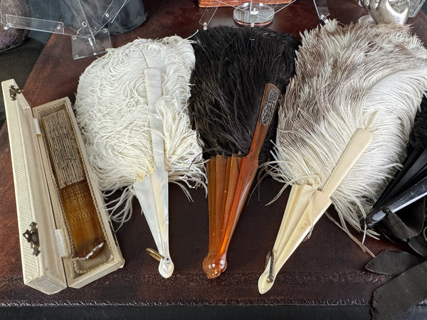Lot de quatre éventails en plumes et trois éventails anciens – Fin XIXe - début XXe siècle