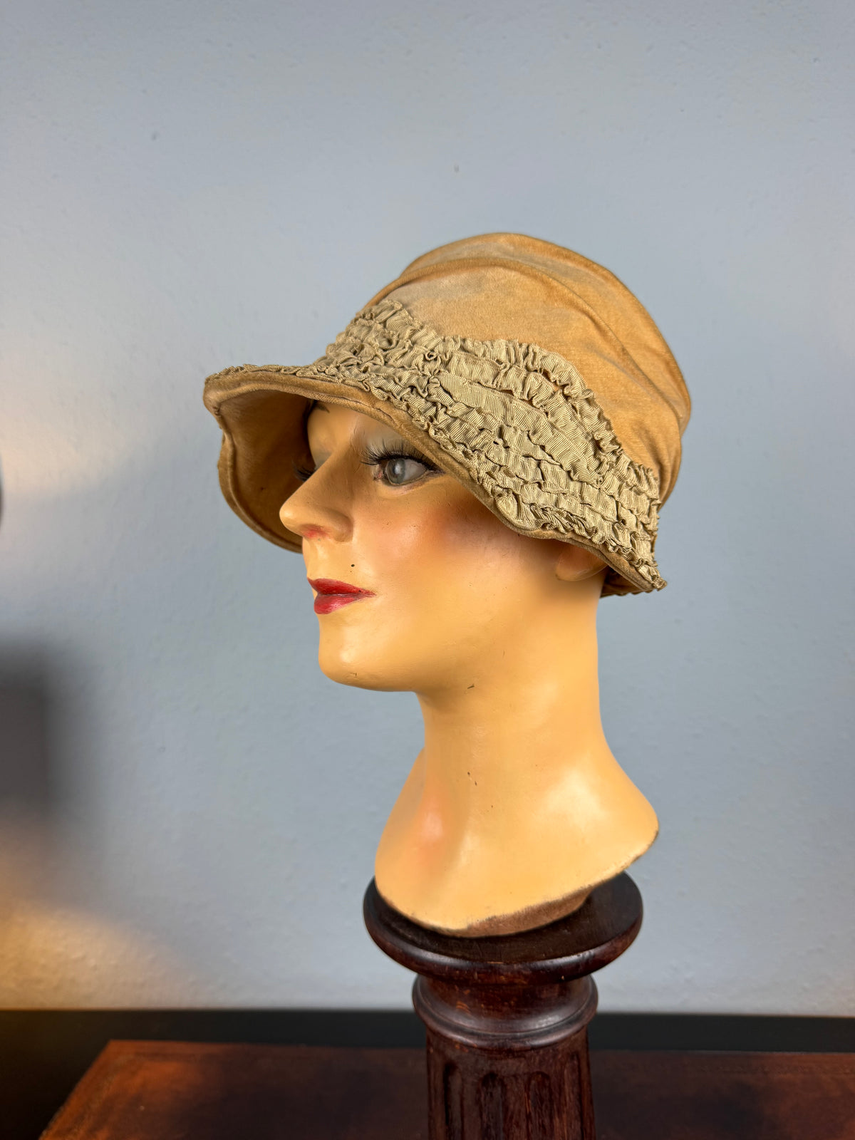 French 1925 eggshell velvet cloche with wire frame, gathered appliqués and cotton lining, well preserved.
