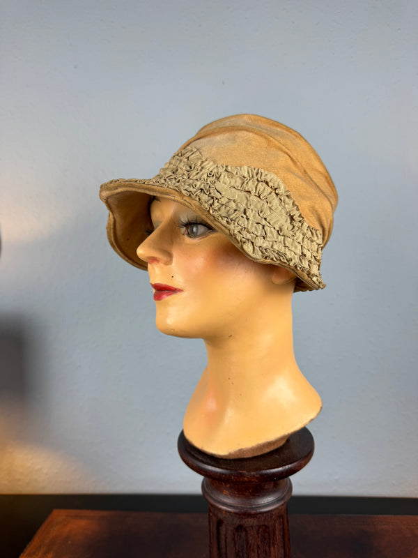 French 1925 eggshell velvet cloche with wire frame, gathered appliqués and cotton lining, well preserved.