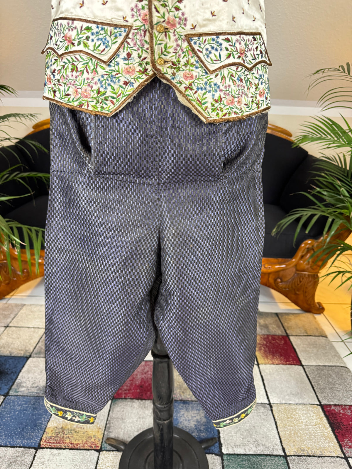 Antike Weste und blaue knielange Seidenhose, ca. 1790 – Besticktes florales Herrenensemble