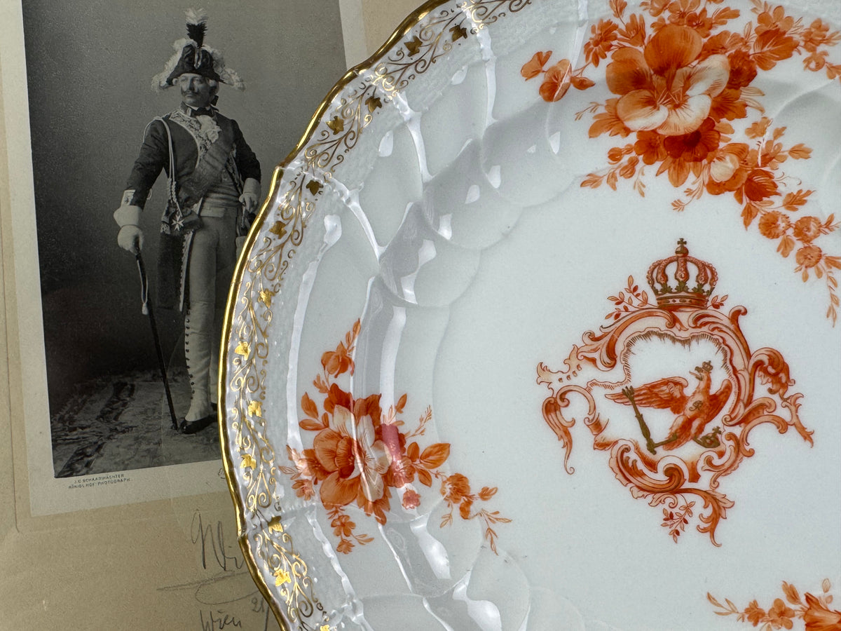 Kaiser Wilhelm II Porzellanteller — goldene Weinlaubbordüre und Rokoko‑Kartusche im Detail