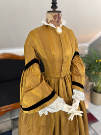Antikes viktorianisches Tageskleid aus dunklem Goldbrokat, ca. 1858
