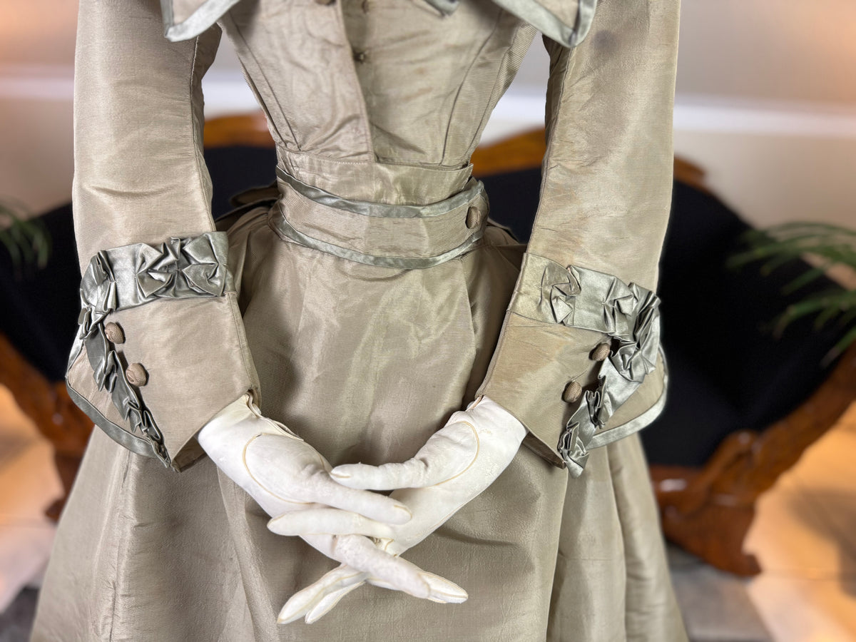 Antikes viktorianisches Seidenkleid, England, ca. 1868