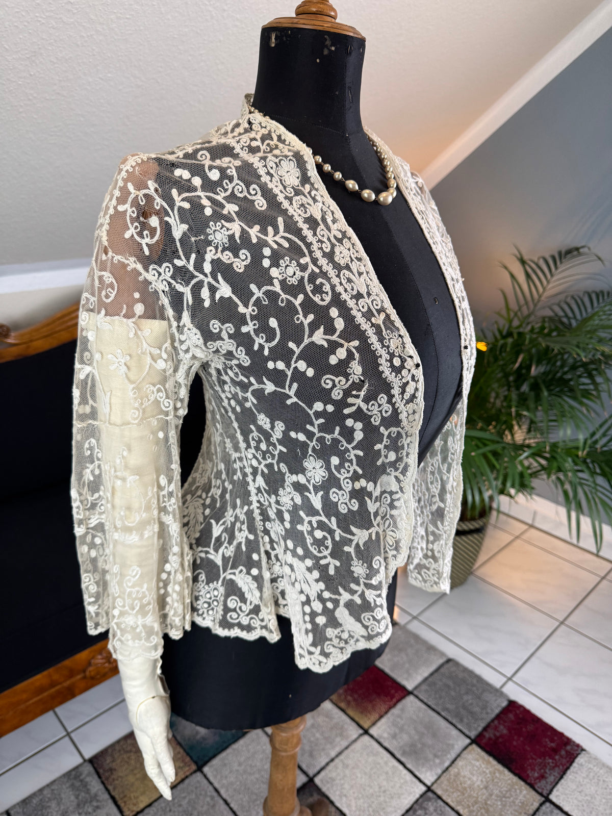 Jacke aus weißem besticktem Tüll, Edwardianisch, England, ca. 1906 – Dekoratives Überkleid