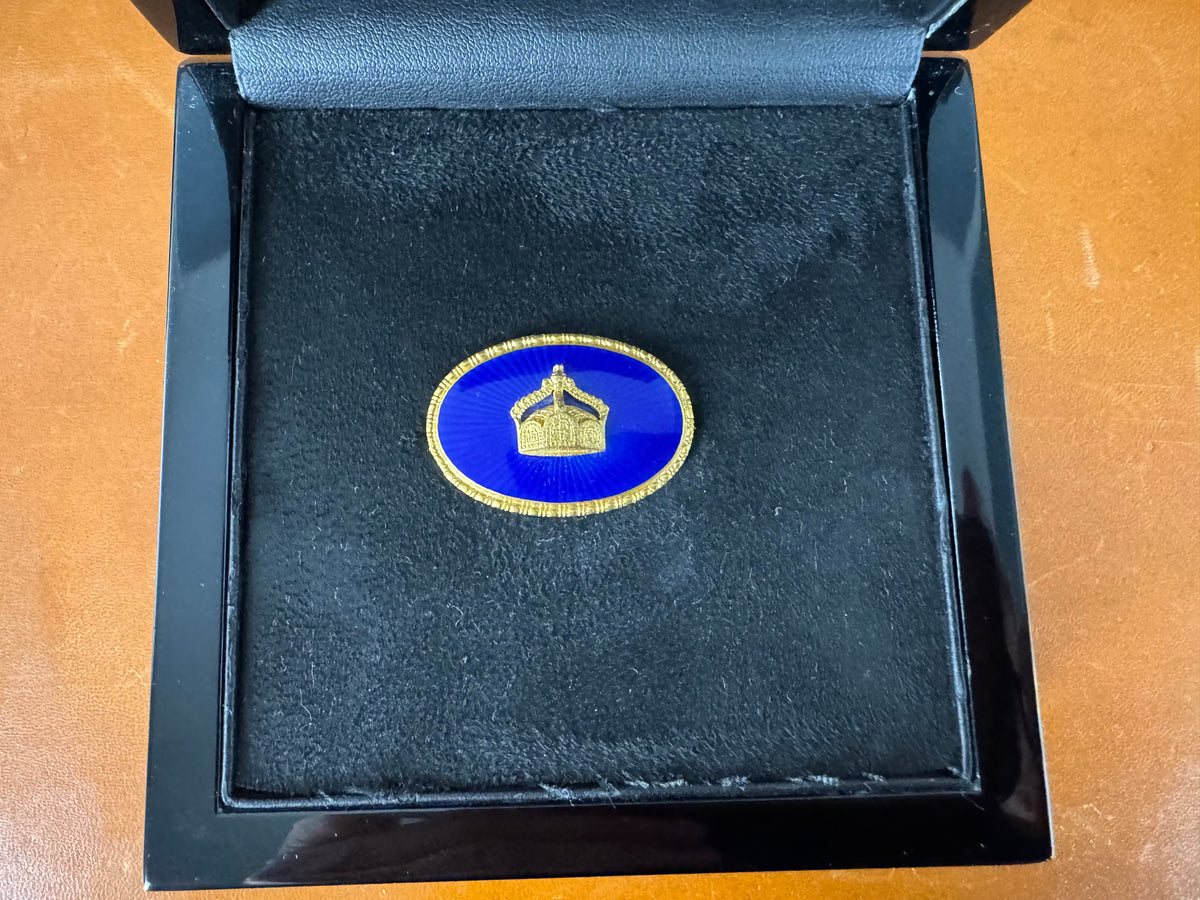 Imperial gift brooch with gilded Imperial Crown of Kaiser Wilhelm II, blue enamel, German Empire, circa 1900