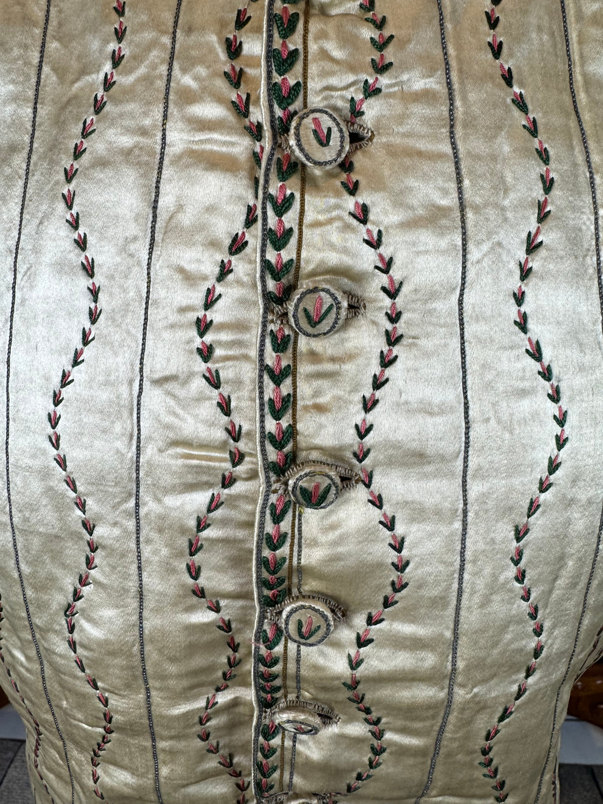 Cream Silk Embroidered Waistcoat, England ca. 1770 – Long‑Line Georgian Men’s Fashion