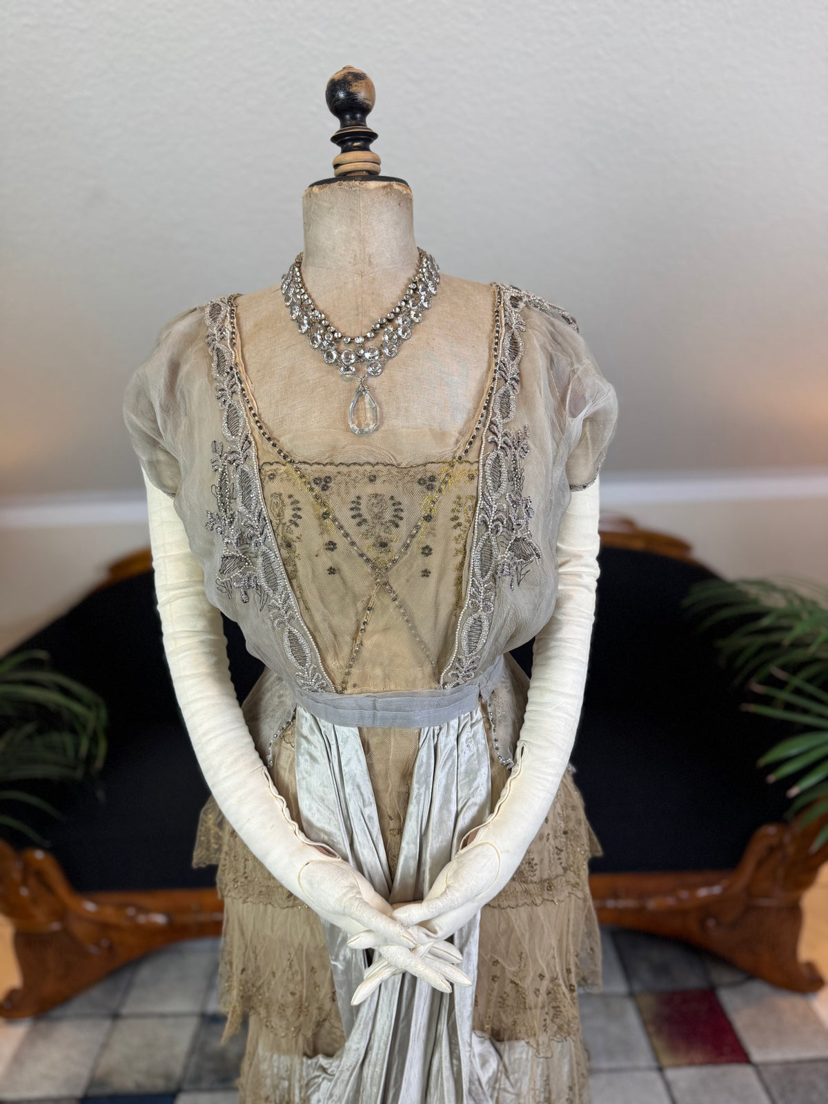 Antikes GUSTAVE BEER Abendkleid – Seidenchiffon &amp; Samt, Paris Couture ca. 1912