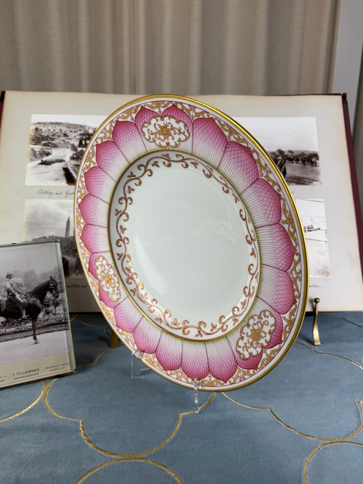 Kaiserliche Servierplatte aus dem Damaskus-Service – Kaiser Wilhelm II., datiert 1906